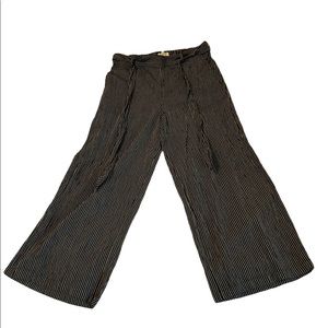 NWOT comfy flowy black and white capri pants